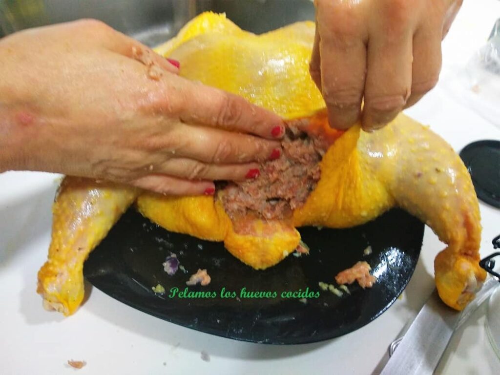 rellenando el pollo