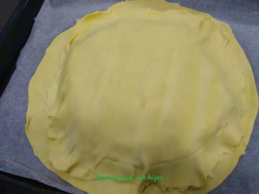pastel de pollo al horno formando el pastel