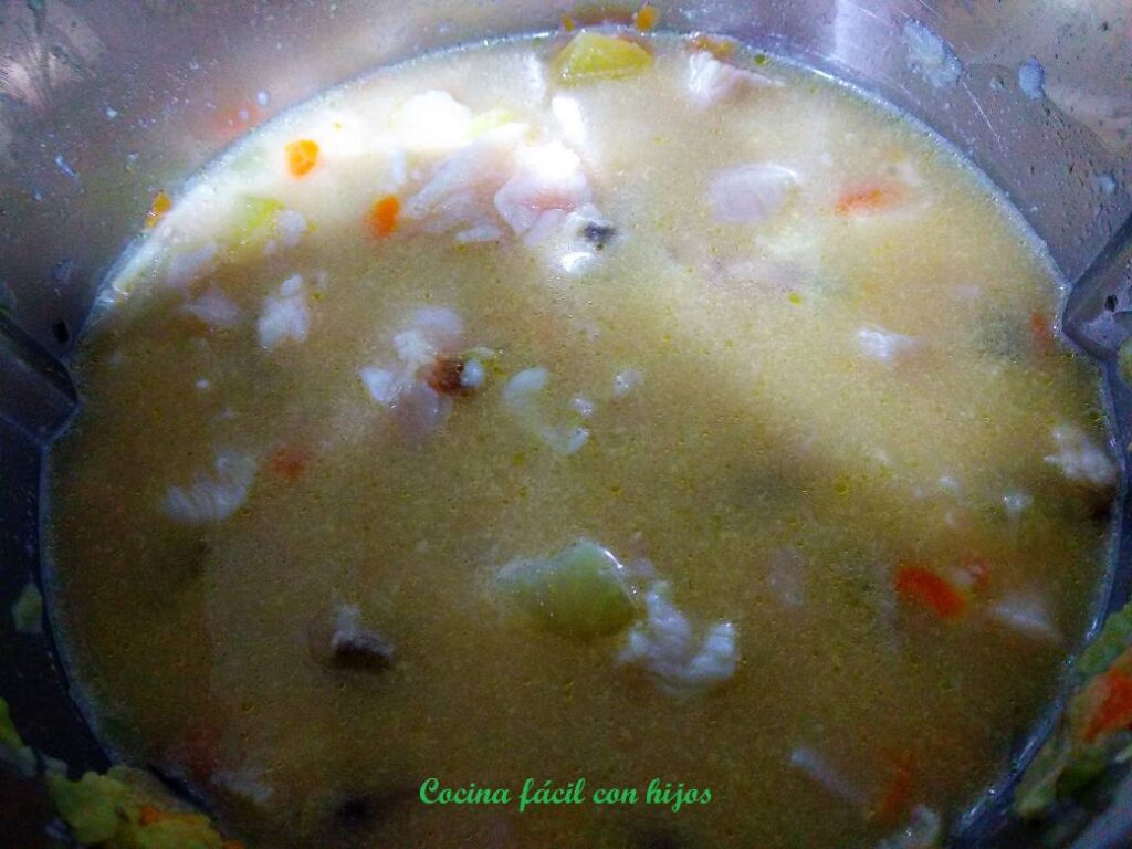 pastel de pollo al horno. Incorporando el caldo
