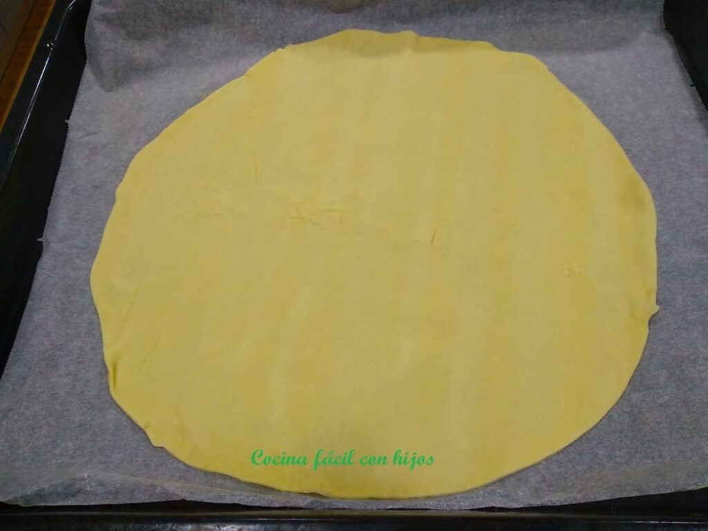 pastel de pollo masa de hojaldre extendida