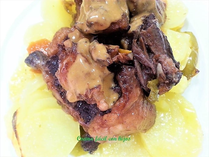 Receta rabo de toro, presentación sobre patatas panaderas